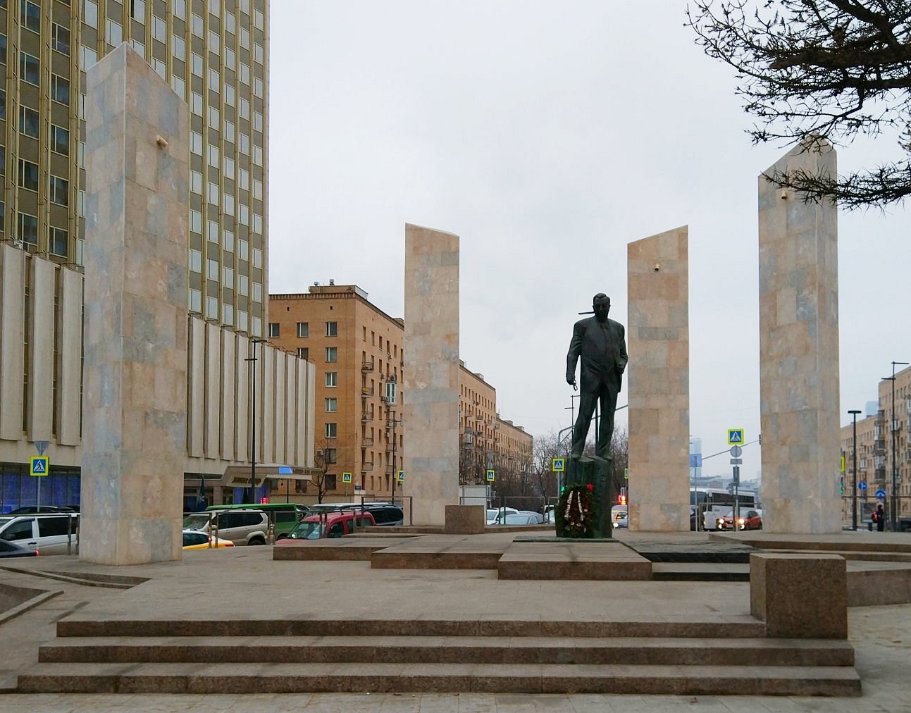 памятник примакову на смоленской площади в москве