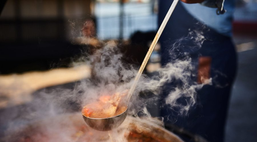 На вихідних шеф готує страву на вогні/ On weekends, the chef prepares a special dish on an open fire