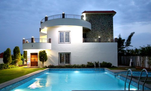 This is the beautiful HeavenGaits Resort located in Moinabad, Hyderabad. It is an excellent place to spend beautiful quite time with family or friends or to host some function. Their website is: https://heavengaits.com