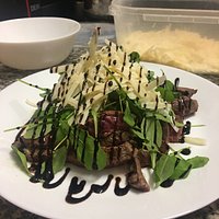 tagliata di entrecotè di angus con rucola, grana, glassa di balsamico