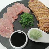 TATAKY DE ATÚN ROJO CON ALGAS, SOJA Y GUACAMOLE
