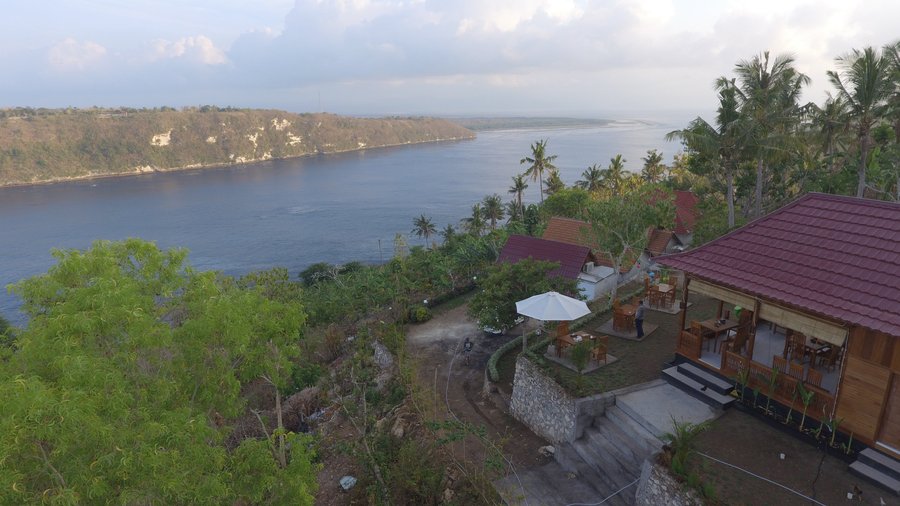 Gamat Seafood Grill & Sunset Shisha are the best places to getting Breakfast, Launch and Dinner in Nusa Penida. We are providing special Grill and Shisha experience in front of the Nusapenida Gamat Beach View.