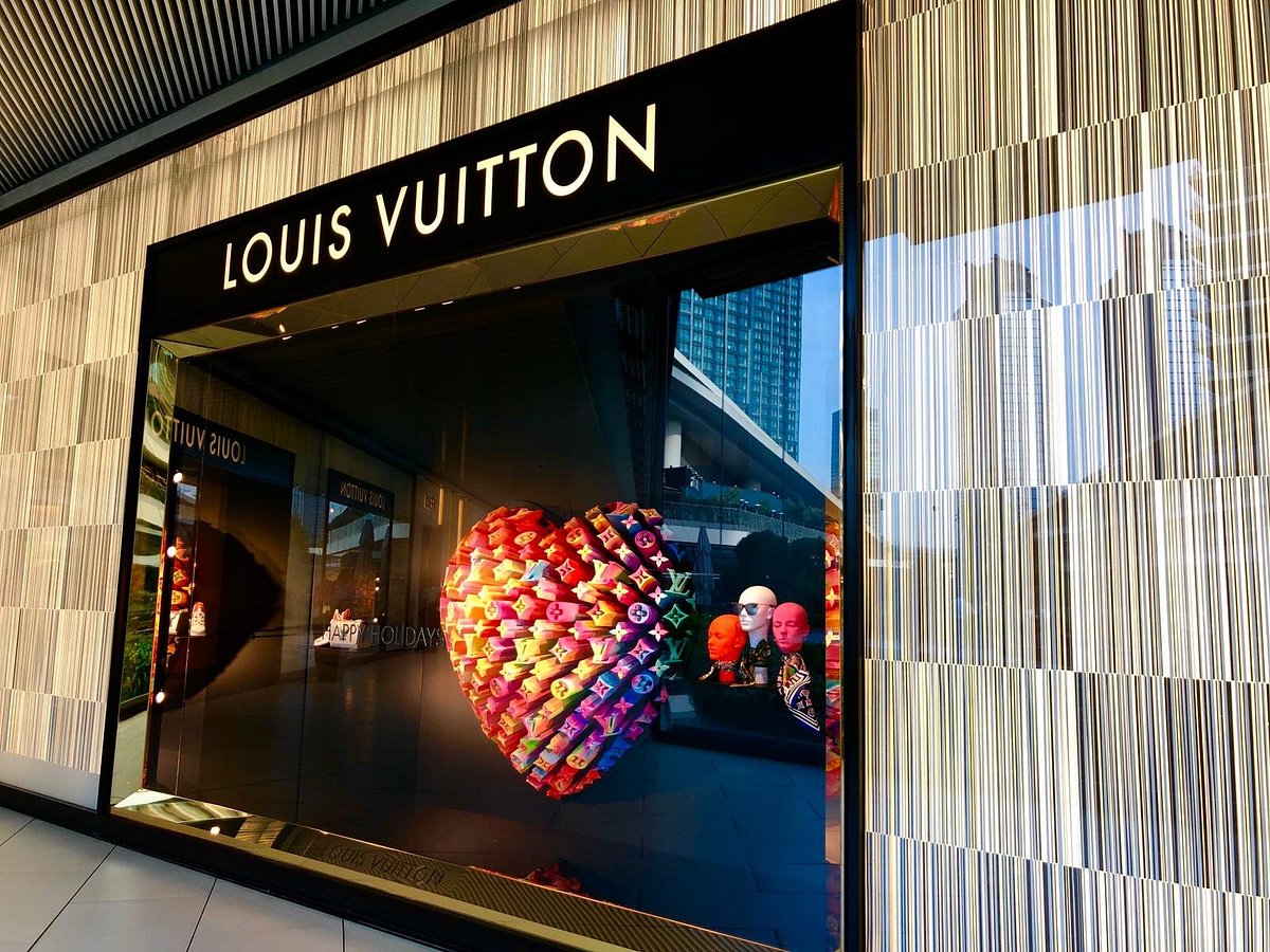 Huge digital screens of Louis Vuitton store inside Istanbul airport inside  the boarding area, istanbul, Turkey – Stock Editorial Photo © canyalcin  #314038940