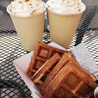 Eiskaffee und Waffeln im Friend's Cafe in Mayagüez auf Puerto Rico