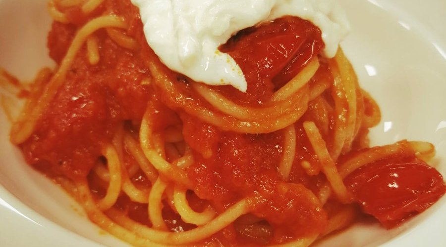Spaghetti al pomodoro con stracciatella di burrata
