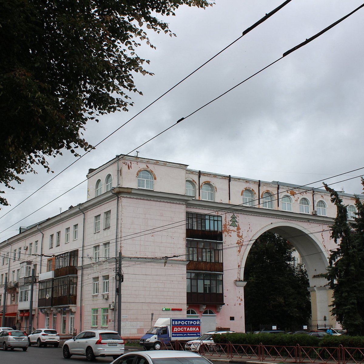 Дом с аркой на красной площади в Ярославле. Дом с аркой Ярославль Легенда. Дома с арками Ярославль. Арка Ярославль входная.