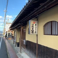 お店の外観です。落ち着いて風情のある佇まいでした。