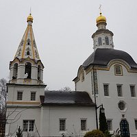 Прекрасный храм. Очень спокойно в нём становится. И территория храма очень красивая. Открывается прекрасный вид на Москва-реку.