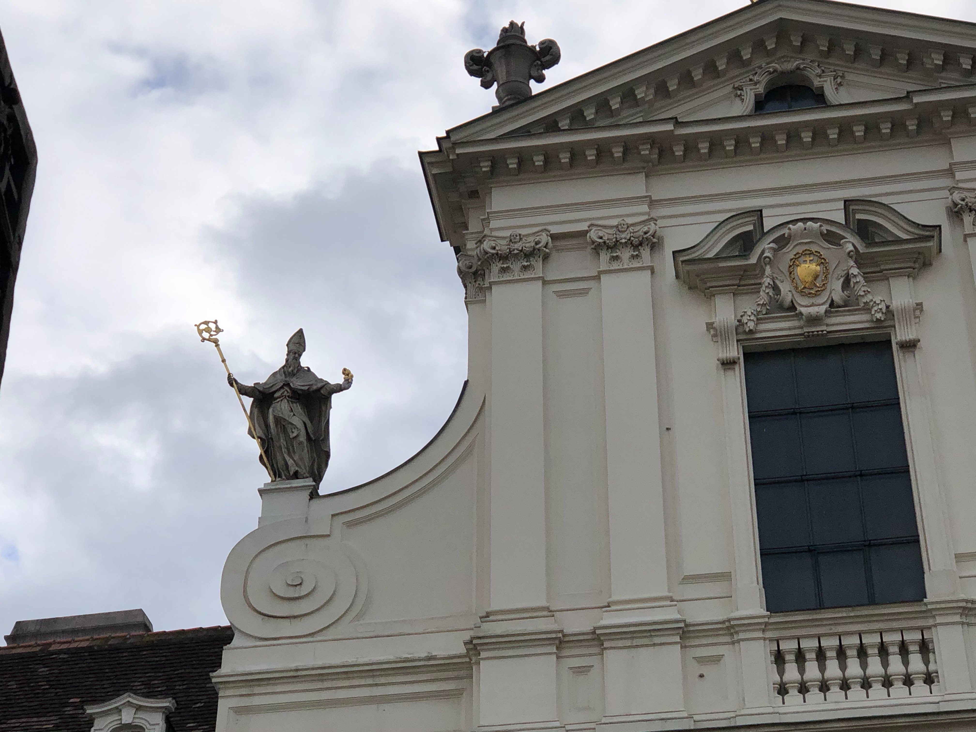 Drei Heiligenstatuen An Der Salesianerkirche (Wenen) - 2022 Alles Wat U ...