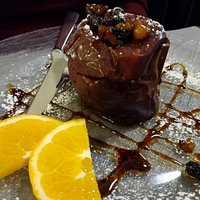 Dolce mela al forno con uvetta, noci e cannella