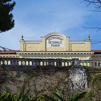 La facciata principale vista dalla Villa Comunale
