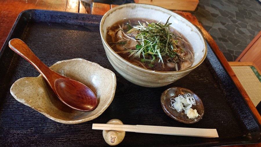 きのこうどん　色々な種類のきのこがたっぷり入る