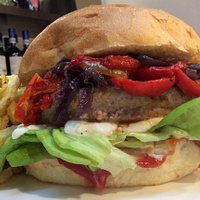 ChianinaBurger:Carne di Chianina 200gr, Insalata Iceberg, Formaggio Fuso, Cipolle Stufate, Peperoni Stufati, Bacon Croccante, Peperoncino, Ketchup, Maionese e Senape