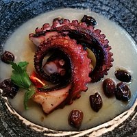 Polpo caramellato con crema di patate rosse e olive Taggiasche