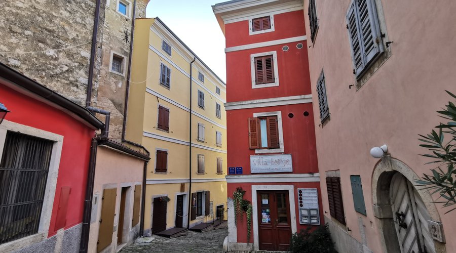 Main building Villa Borgo (red) and annex building Baka Ljubica (yellow)