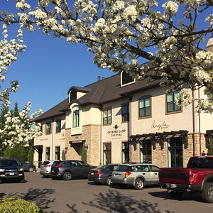 The Inn at Red Hills in Dundee, Oregon!
Casual Luxury in the Heart of Oregon Wine Country
5 Tasting Rooms onsite, 20 within 10 blocks, and 60 within 5 miles