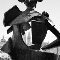 Monumento a Juan Belmonte med hål i hjärtat