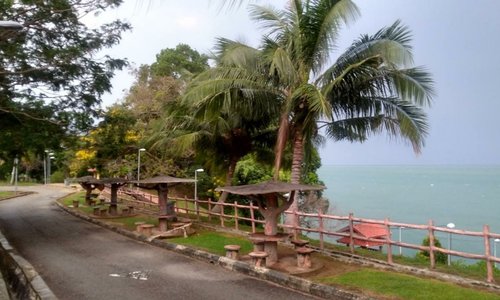 JOGGING TRACK BY THE BEACH