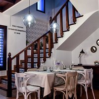 Salón en planta baja y escaleras de acceso a salón en planta alta.