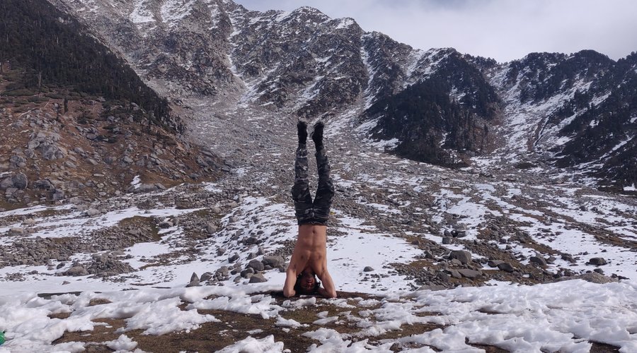 Fellow traveller practicing some exercises at Kareri lake