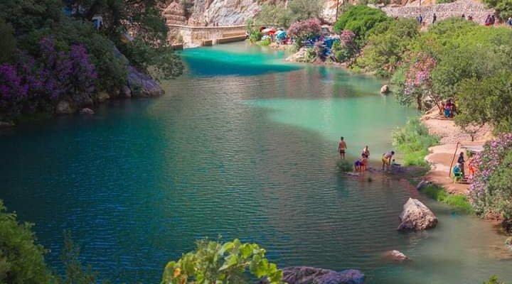 du village Talambot  dans le parc national de Talassentane . Cet  endroit est connu essentiellement  par ses cascades et aussi son fameux pont de Dieu  ..formè d' un rocher en arc suspendu à 25 mètres de haut au dessus de l 'oued Farda . Destination de plus en plus prisée des touristes .  Situé 
 à environ 35 km de Chefchaouen  Une très belle aventure.