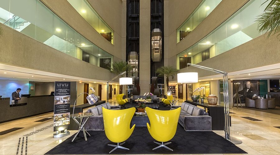 Lobby do Hotel Melia Brasil 21, onde localiza-se o bar lounge Churchill.