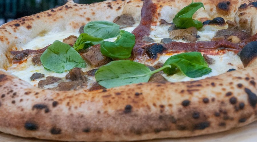 Bianca con capperi di #Pantelleria, mozzarella di bufala DOP, porcini, paprika dolce e olio evo e alici del mar Cantarbico.
