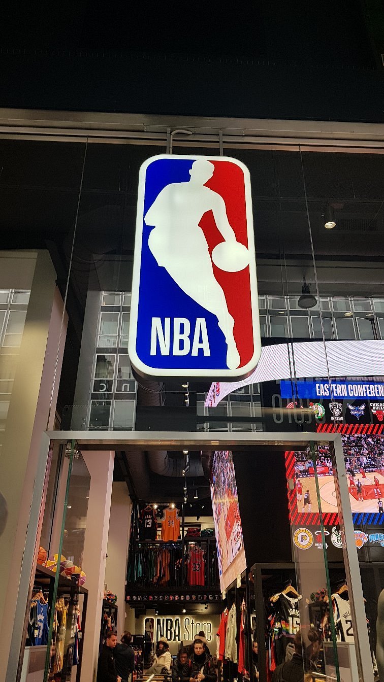 NBA Store: a Milano apre il primo negozio in Europa dei campioni del basket  Usa