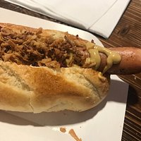 Panino con wurstel, cipolla croccante e senape