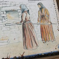 A l’époque le pain était une affaire de femmes. Elles préparaient la pâte le jeudi ou le vendredi et cuisaient le pain de ménage « pane casanu », les canistrelli, les migliacci, les tartes et les plats cuisinés, le samedi.