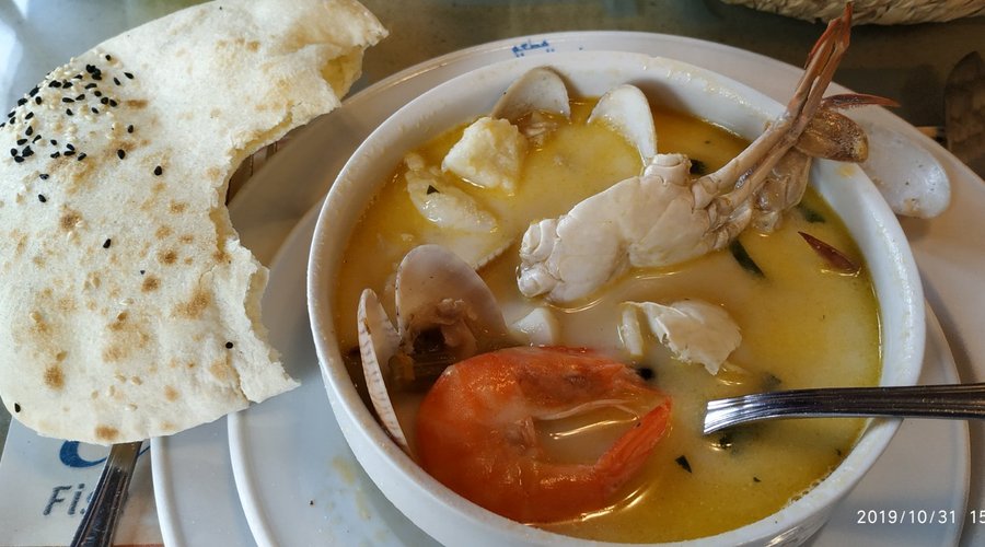 Вкусный суп из морепродуктов. Не забывайте требовать счёт и читайте его !