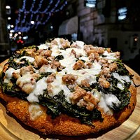 Pizza al tegamino salsiscia e fiarielli e provola.