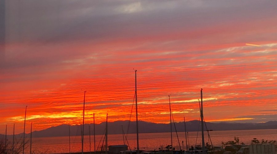 日本の夕日百景に選ばれし夕陽。
冬は空気が凛としていて、さらに美しい。