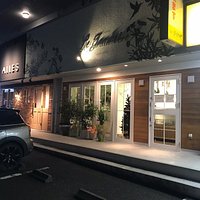 2019年11月オープン。名店ガトード ボワで修行したパテシエのお店。シュークリームやプリンをメインとの事で、オープン2日目の昼過ぎに行くと、まさかの完売閉店。その後もこの様な盛況ぶり。1ヶ月近く経った頃、まだ店が開いていたので入店。殆ど売り切れで、その中で一番美味しそうなフリュイ ルージュを購入。ベリーがふんだんに使われたケーキで甘酸っぱくて美味しい。真空パックの日持ちするものなので、次回は生菓子を購入したい。