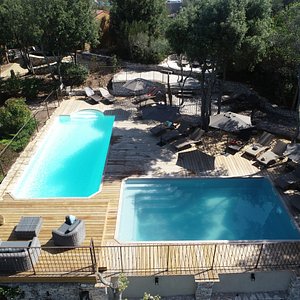 Espace détente avec 2 piscines extérieures chauffées d'avril à fin octobre