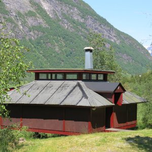 Cabin entrance. Vieuw to the North. Vetlefjorden.