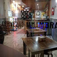 Cafeteria-bar en el centro de Constantina , con una gran cocina y cervezas alhambras.