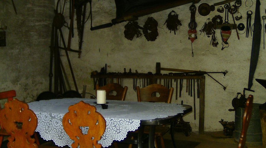 Die alte Schmiede wird in den Wintermonaten jeden Freitag beheizt. Dieser schöne Raum ist auch sehr gut für Feierlichkeiten bis ca. 30 Personen geeigneet