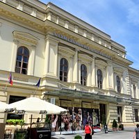 Секешфехервар. Театр имени Вёрёшмарти на Fő Street.