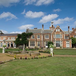 High Leigh Conference Centre specialises in residential and day conferences for up to 220 delegates. With 40 acres of lawns, parkland and woodland, the tranquil surroundings aid both concentration and relaxation for delegates.