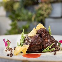 Guancia di vitello, topinambur, grue di cacao, asparagi di mare