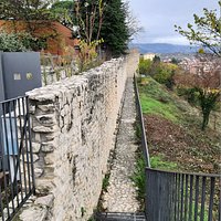 le mura nei pressi di porta Tione