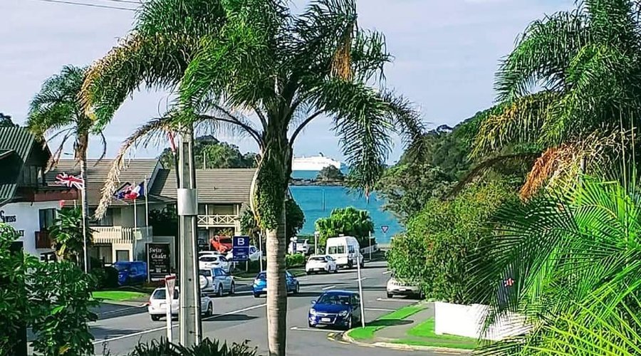 Entrance of Motel.Very close to Waterfront