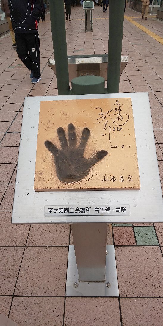 Hand Monument of Masahiro Yamamoto (Chigasaki) - 2021 All You Need to ...