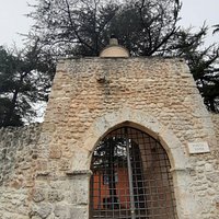 Porta Tione: in alto si intravede una piccola struttura sopra la porta che somiglia ad un piccolo cilindro, di cui non conosco la funzione (è meglio visibile da lontano, se si ha uno zoom o un binocolo)