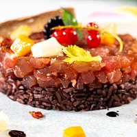 Tartare di tonno e riso Venere con giardiniera del nostro orto