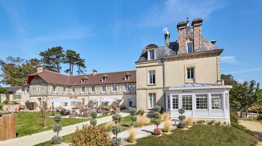 L'hôtel avec sa terrasse plein Sud