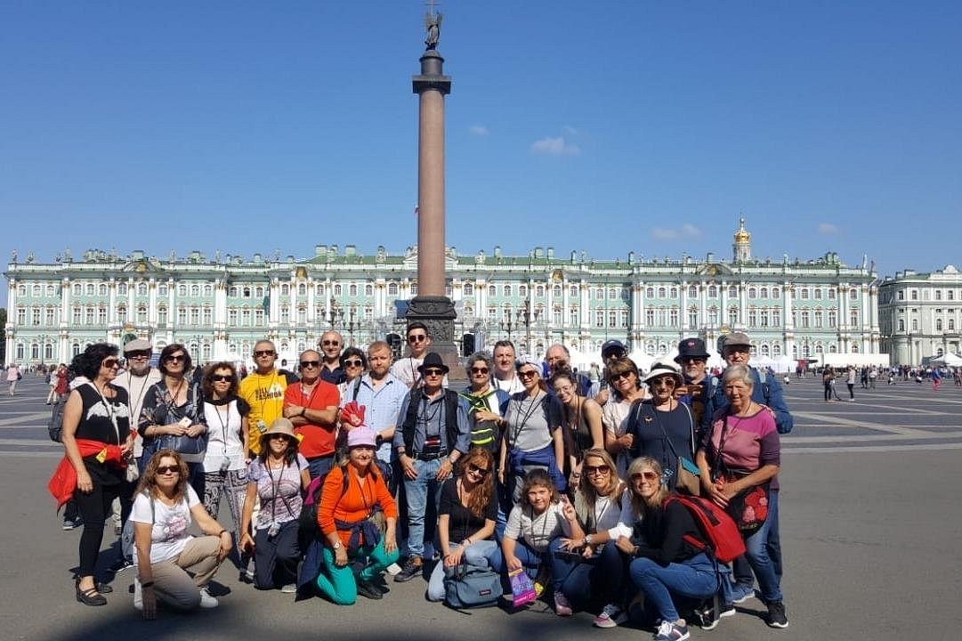 Официальные экскурсии санкт петербург. Дворцовая площадь в Санкт-Петербурге. Прогулка по Питеру. Дворцовая площадь в Санкт-Петербурге Эрмитаж. Барахолка на Дворцовой площади.