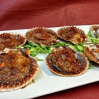 Zamburiñas al horno con crema de cebolla y crujiente de jamòn