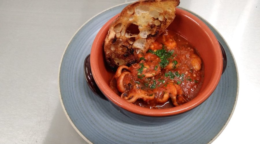 Polipetti annegati con crostini di pane